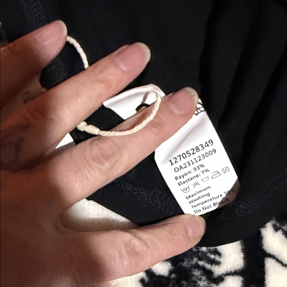 Commense Elegant Black Top - Picture 4 of 5